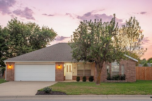 Quiet 3-Bedroom Home Convenient to Everything Northwest Arkansas has to Offer
