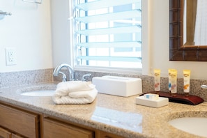 Family Cottage, 2 Bedrooms, Non Smoking, Lanai | Bathroom - The Cottages at Makai Club (Princeville)