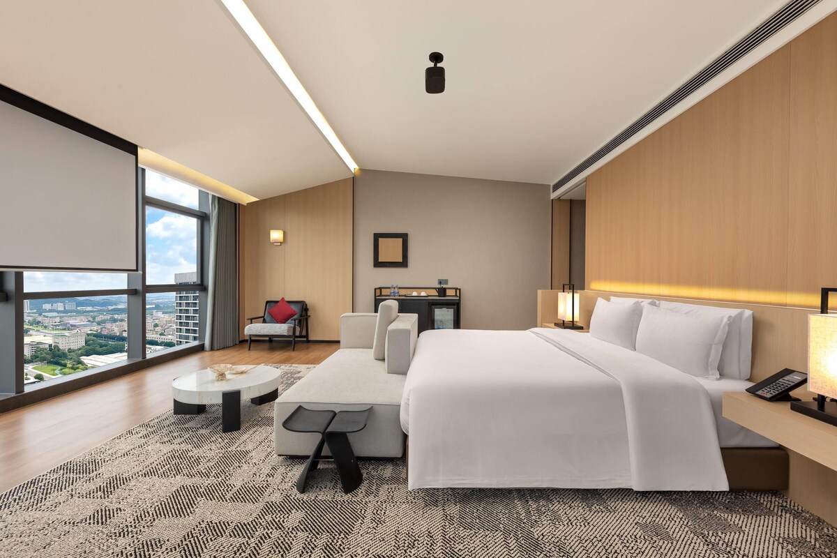 Premium Room, 1 King Bed, Non Smoking, City View (Bathtub)