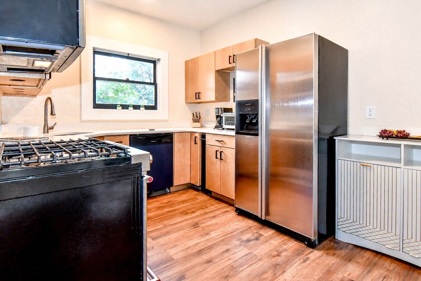 Coffee/tea maker, fridge, microwave, oven