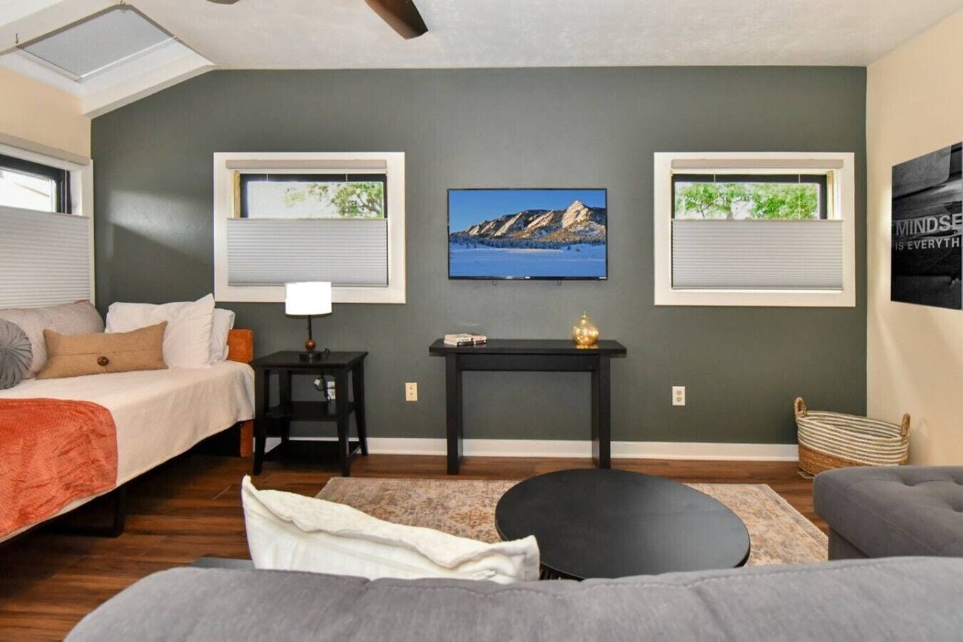 3 bedrooms, desk, iron/ironing board, WiFi (free)