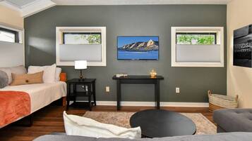 3 bedrooms, desk, iron/ironing board, WiFi (free)