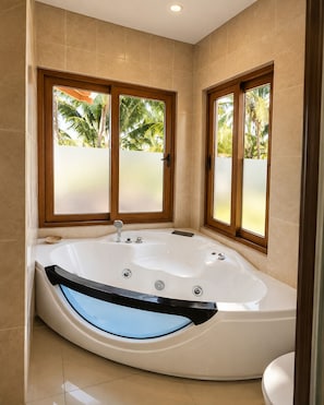 Casa superluxo, varanda coberta, vista para o mar | Banheiro | Toalhas de banho, papel higiênico