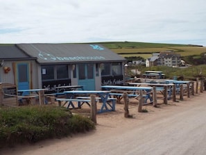 A beach house with outdoor seating and a dirt road. - Butter Bay apartment, Bantham, Devon (Bantham)