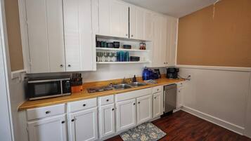 House, Multiple Beds, City View (Cotton Cottage) | Private kitchen