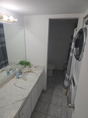 Ein Badezimmer mit Waschbecken, Spiegel und Toilette.