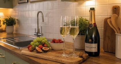 Luxury Heritage Bath Townhouse - 3 Min Walk from station w/Parking