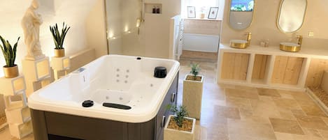 Ein modernes Badezimmer mit einer freistehenden Badewanne, einer begehbaren Dusche und einem Waschtisch mit Spiegel.