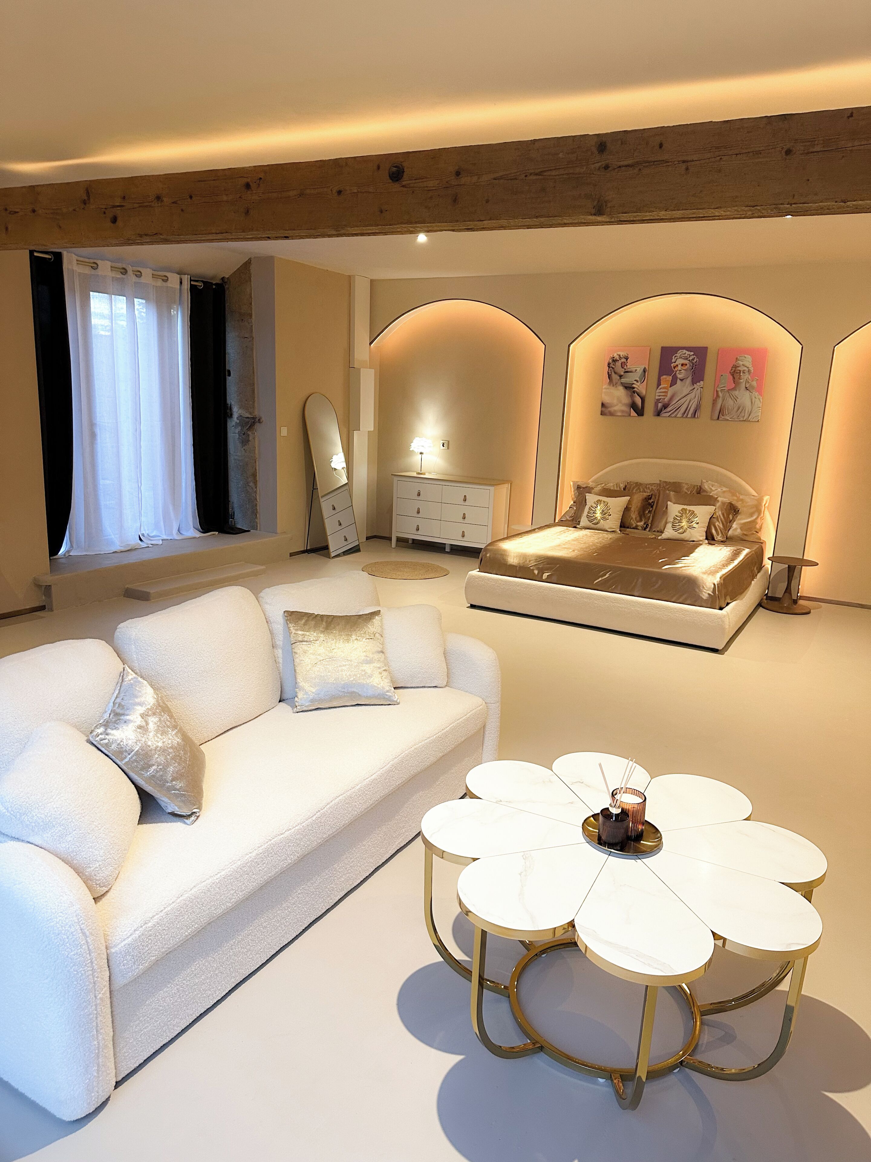 Ein Schlafzimmer mit einem großen Bett, einem Sofa und einem Couchtisch.