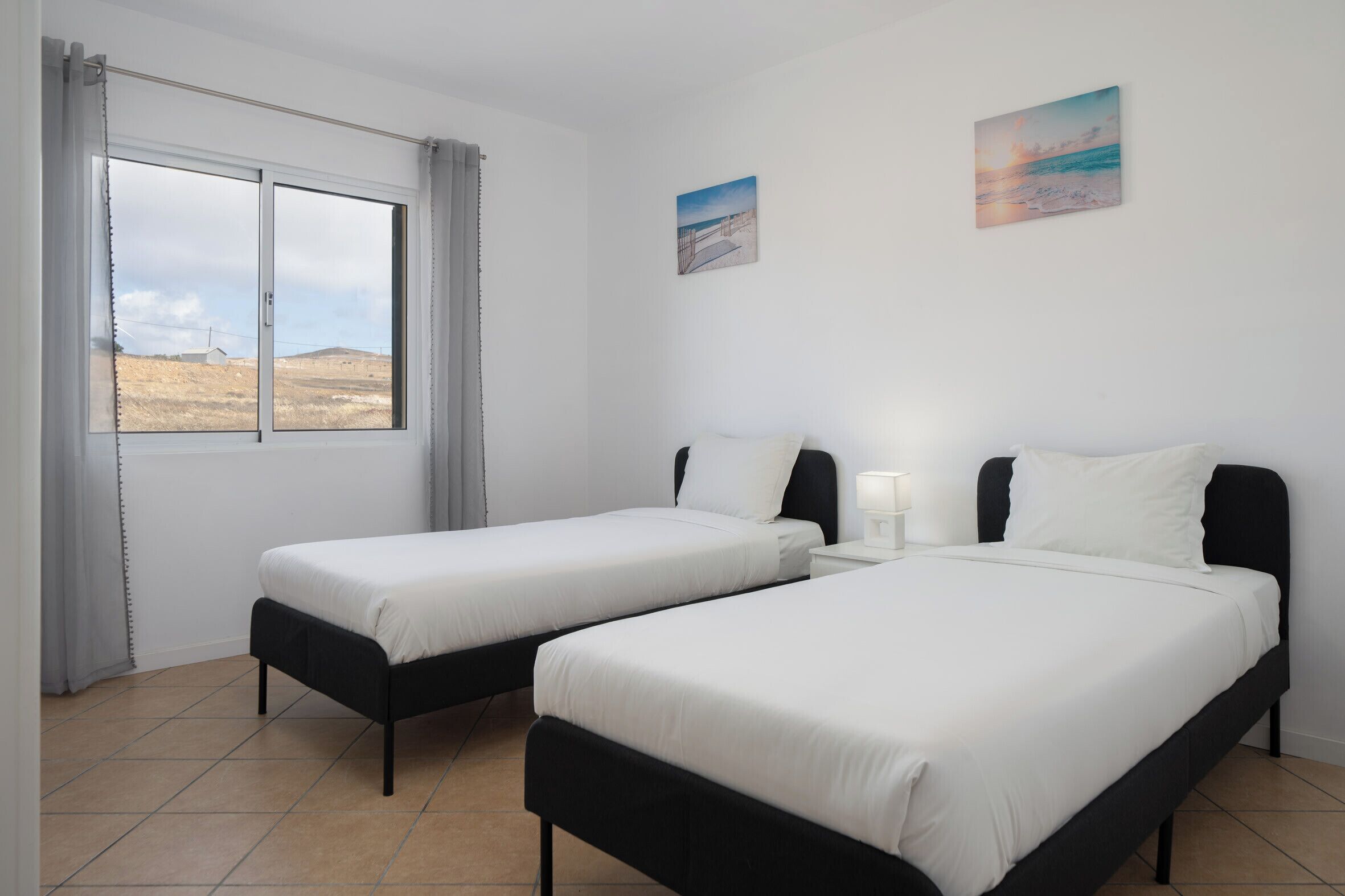 Tabla de planchar con plancha, wifi, ropa de cama