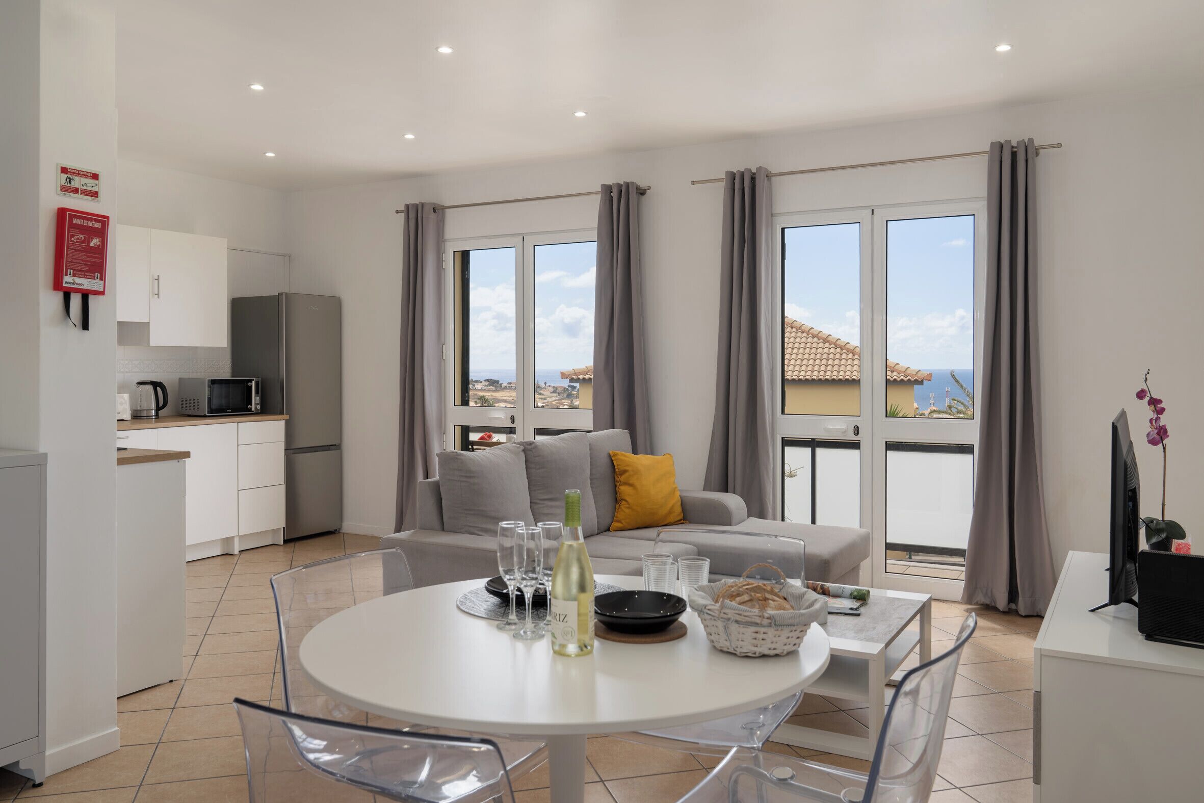 Ein modernes Apartment mit Essbereich, Küche und einem Balkon mit Blick.