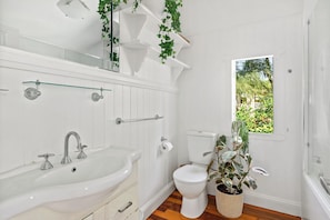 Bathroom - Classic Queenslander - walk to suncorp (Milton)