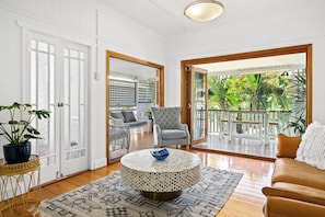 Living area - Classic Queenslander - walk to suncorp (Milton)
