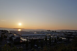 A marina with boats docked, a parking area, and buildings in the foreground. - Peaceful 2-bedroom apartment in Everett perfect for your stay (Everett)