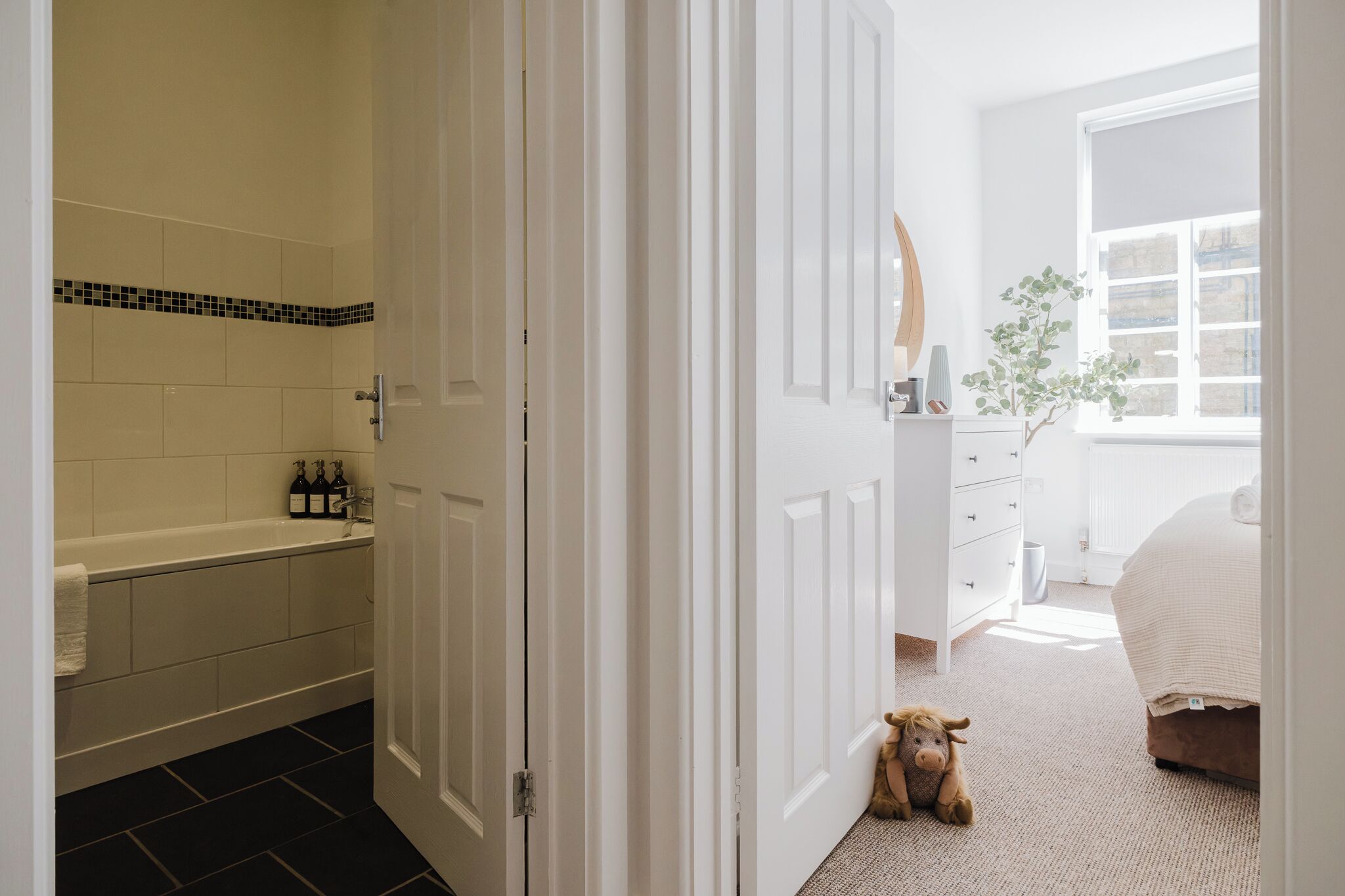 Ein Badezimmer mit einer Badewanne, einer Toilette und einer Duschkabine.
