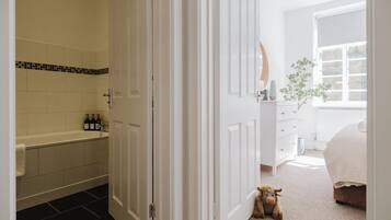 Ein Badezimmer mit einer Badewanne, einer Toilette und einer Duschkabine.