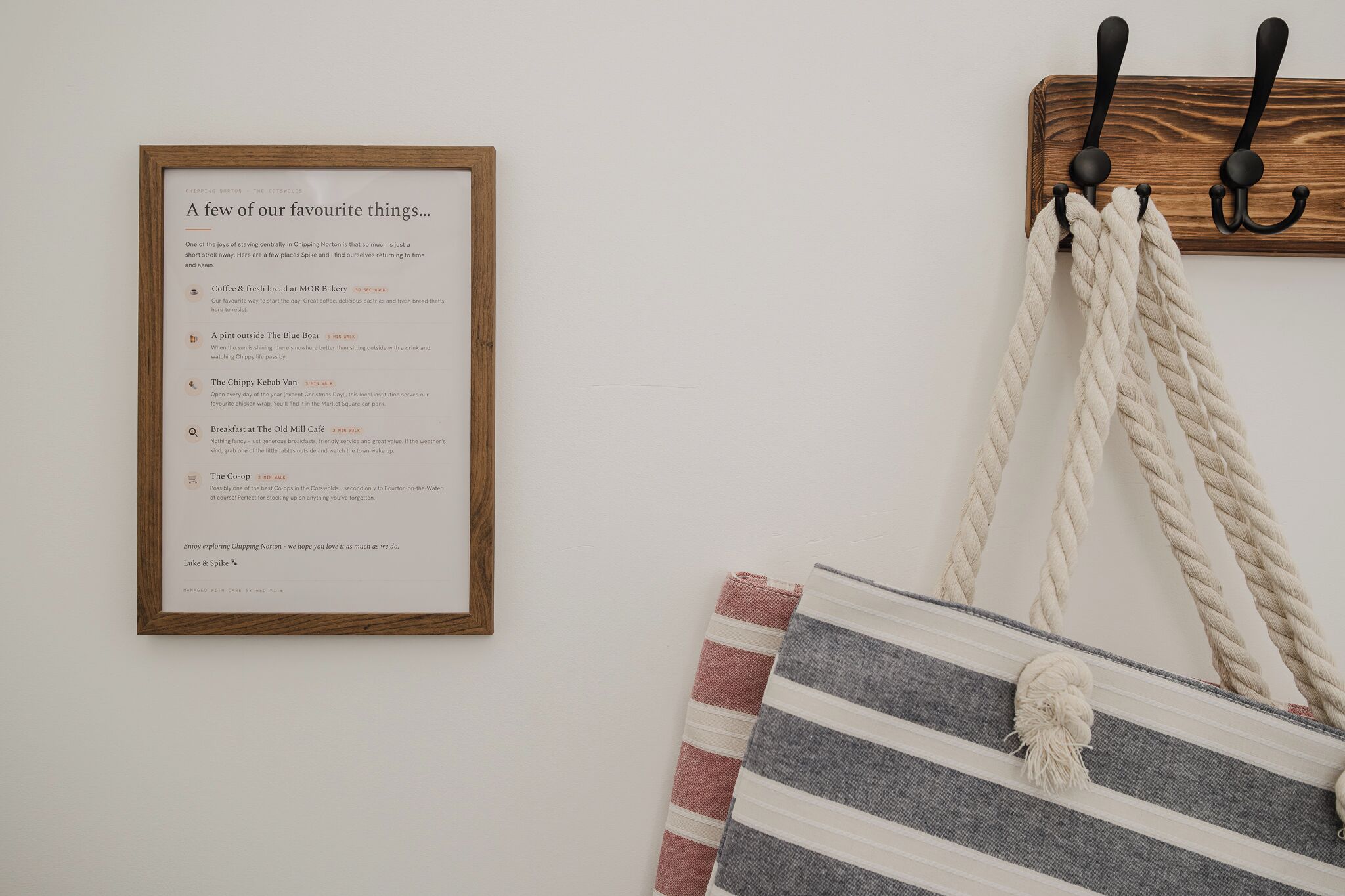 Una lista enmarcada de lugares locales favoritos en Chipping Norton, incluyendo MOR Bakery y The Blue Boar.