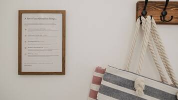 Una lista enmarcada de lugares locales favoritos en Chipping Norton, incluyendo MOR Bakery y The Blue Boar.