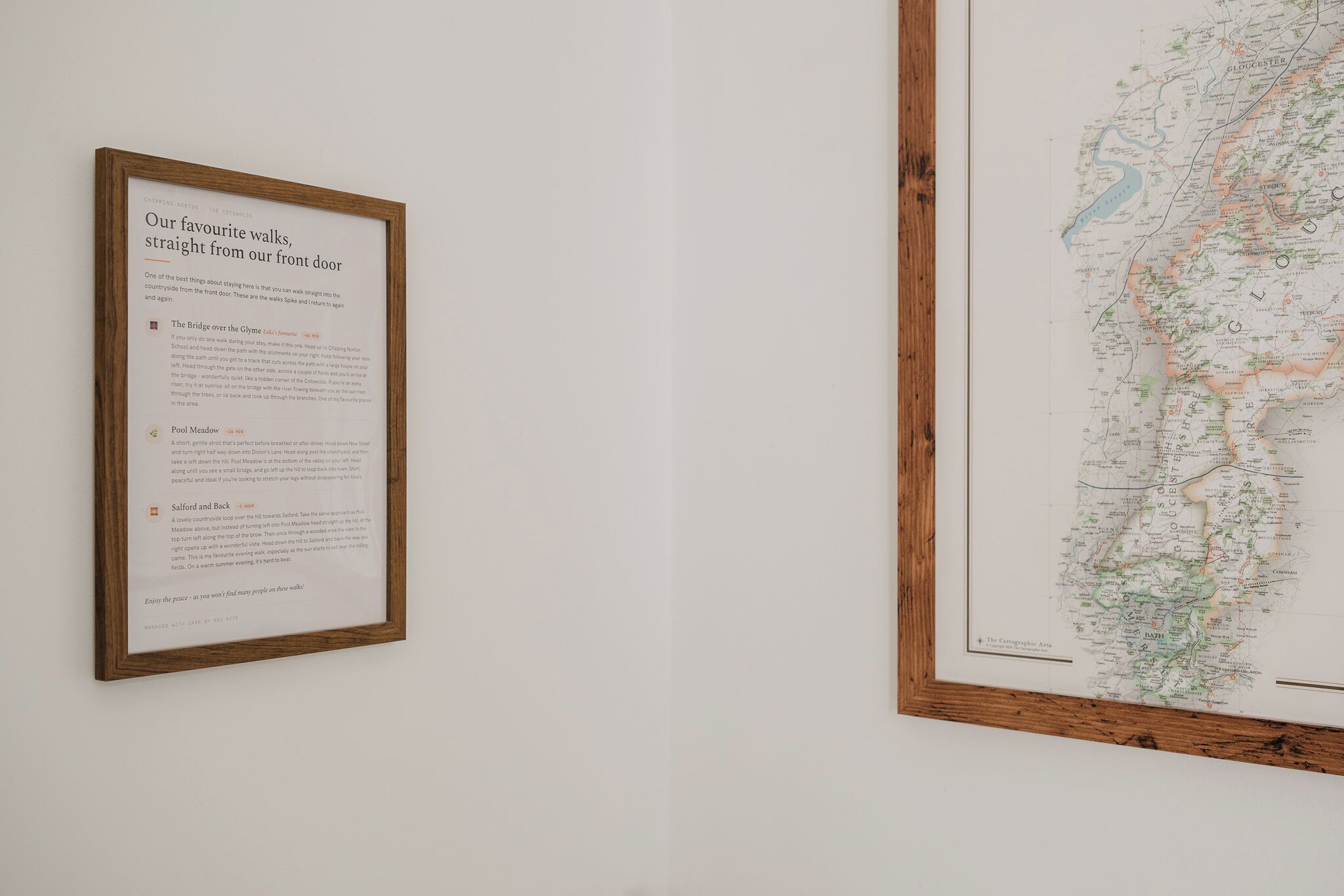 Un texto enmarcado en una pared, con un mapa debajo.