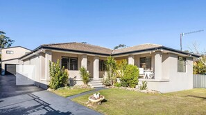 Exterior - Joy on Shoal Shores with Loft – family friendly holiday home (Shoal Bay)