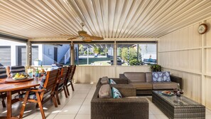 Outdoor dining - Joy on Shoal Shores with Loft – family friendly holiday home (Shoal Bay)