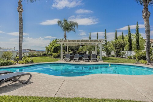 Main Home at Chateau Blanc 5 bedroom/pool/spa, fire pit, views!