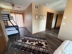 Room - The Howdy House! Trailer, dog, and horse friendly! (Spearfish)