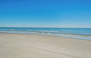 A beach with a clear sky and calm sea. - Oceanfront Dunes Village - Lazy River & Waterpark! (Myrtle Beach)