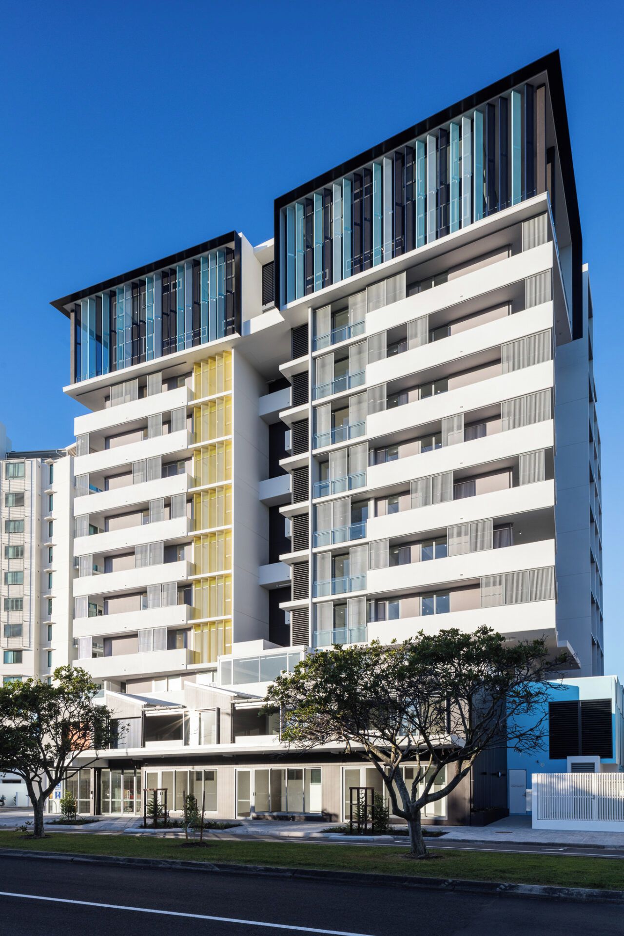 Un hotel de varios pisos con un diseño arquitectónico moderno, que cuenta con balcones y grandes ventanales.