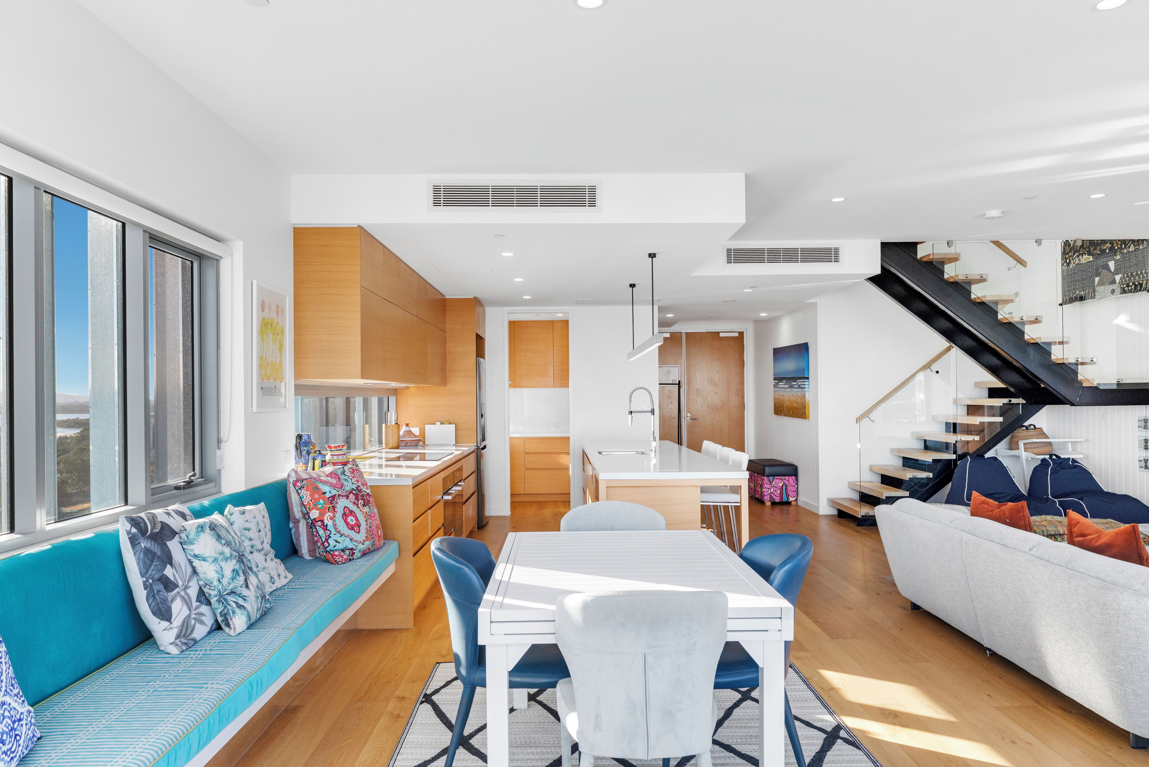 Un interior moderno con cocina, comedor y sala de estar.