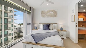 Apartamento familiar, 2 habitaciones, vistas al mar | Ropa de cama de alta calidad, cortinas opacas, wifi gratis