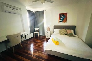 A hotel room with a bed, a chair, a desk, and a ceiling fan. - Entire rental unit in Paddington, Australia (Paddington)