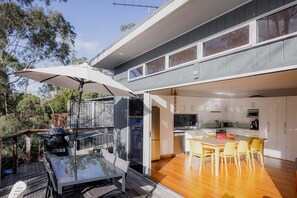 Outdoor dining - Waterfront at Eggs and Bacon Bay "theshack@84" (Huon Valley)