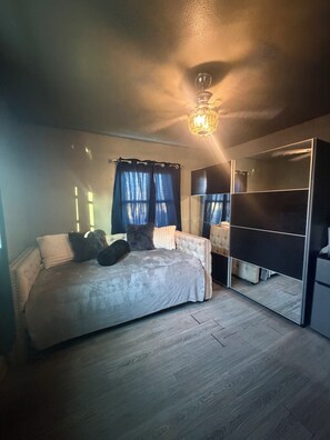 Iron/ironing board, WiFi, bed sheets - Comfortable room near the center of Cajón K (El Cajon)