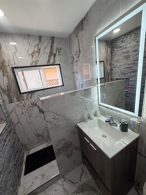 Shower, hair dryer, towels, soap - Comfortable room near the center of Cajón K (El Cajon)
