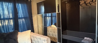 K u k í s Master Inn Dresser