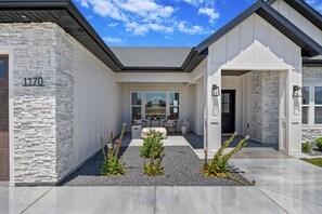 Exterior - Rhino Haus , Luxe Furnishings , Soaking Tub , Chic (Twin Falls)