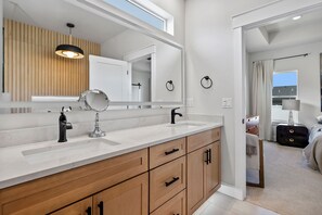 Bathroom - Rhino Haus , Luxe Furnishings , Soaking Tub , Chic (Twin Falls)