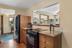 Una cocina moderna con estufa, horno y refrigerador integrados.