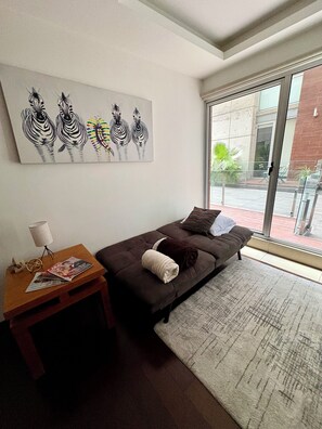 A modern room with a bed, a small table with a lamp, and a large window. - Apartment just steps from the Angel of Independence / Reforma, with parking (Ciudad de México)