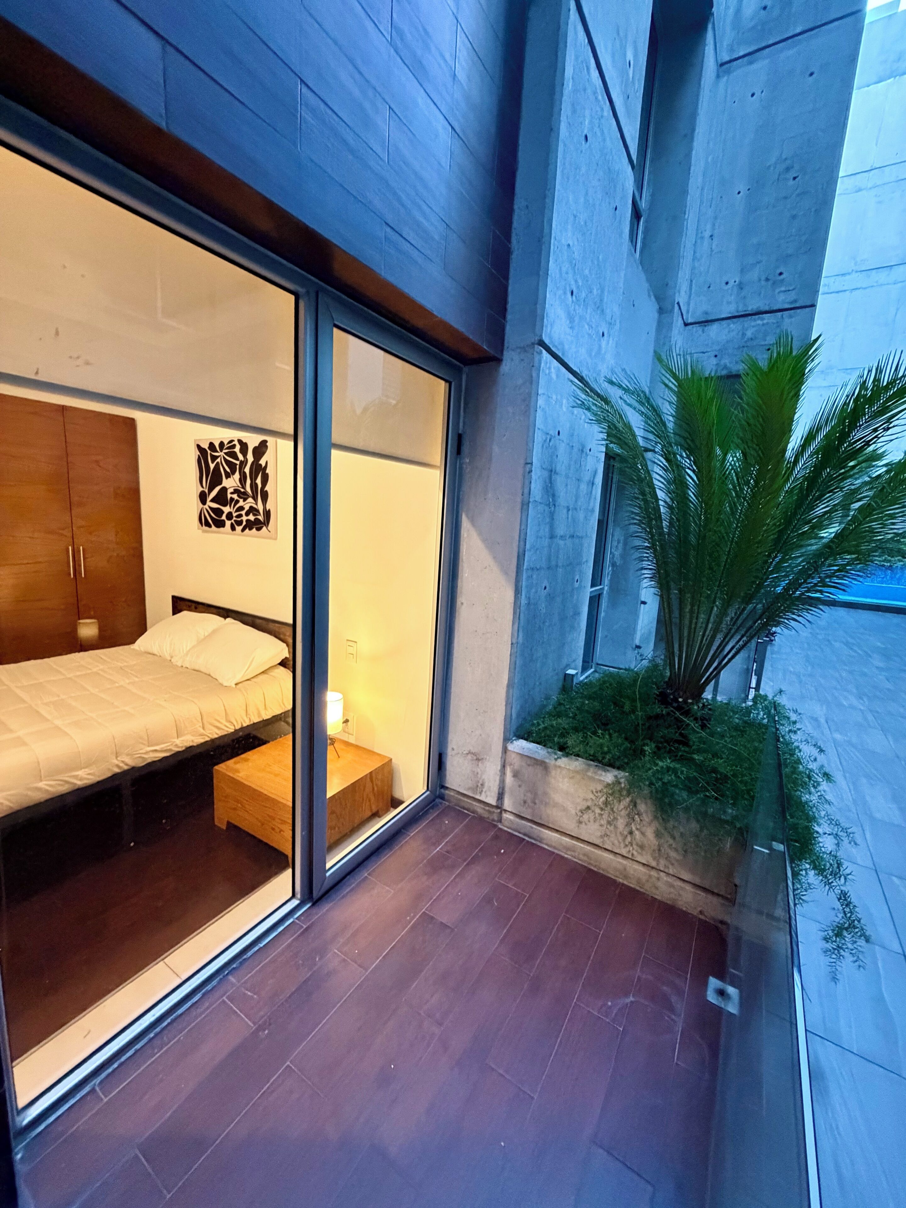 2 bedrooms, desk, WiFi, bed sheets