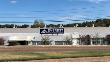 Un edificio industrial grande con un letrero que dice 'EVEREST Mississippi’s First Rural Education 6 Innovation Hub'.