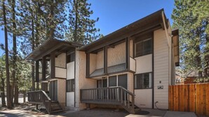 A two-story building with a balcony and a wooden fence. - Summit Après | 2-Min Walk to Snow Summit (Big Bear Lake)