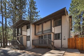 A two-story building with a balcony and a wooden fence. - Summit Après | 2-Min Walk to Snow Summit (Big Bear Lake)