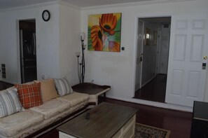 Unclassified image, 5 of 45, button - Cozy 3-bedroom townhome with AC and internet in pleasant Laurel (Laurel)