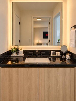 Bathroom - Spacious 1BR Condo in Downtown Miami | Sleep 4  | Free Parking (Miami)