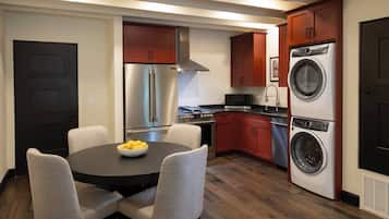 Cafetera y tetera, refrigerador, microondas y lavavajillas