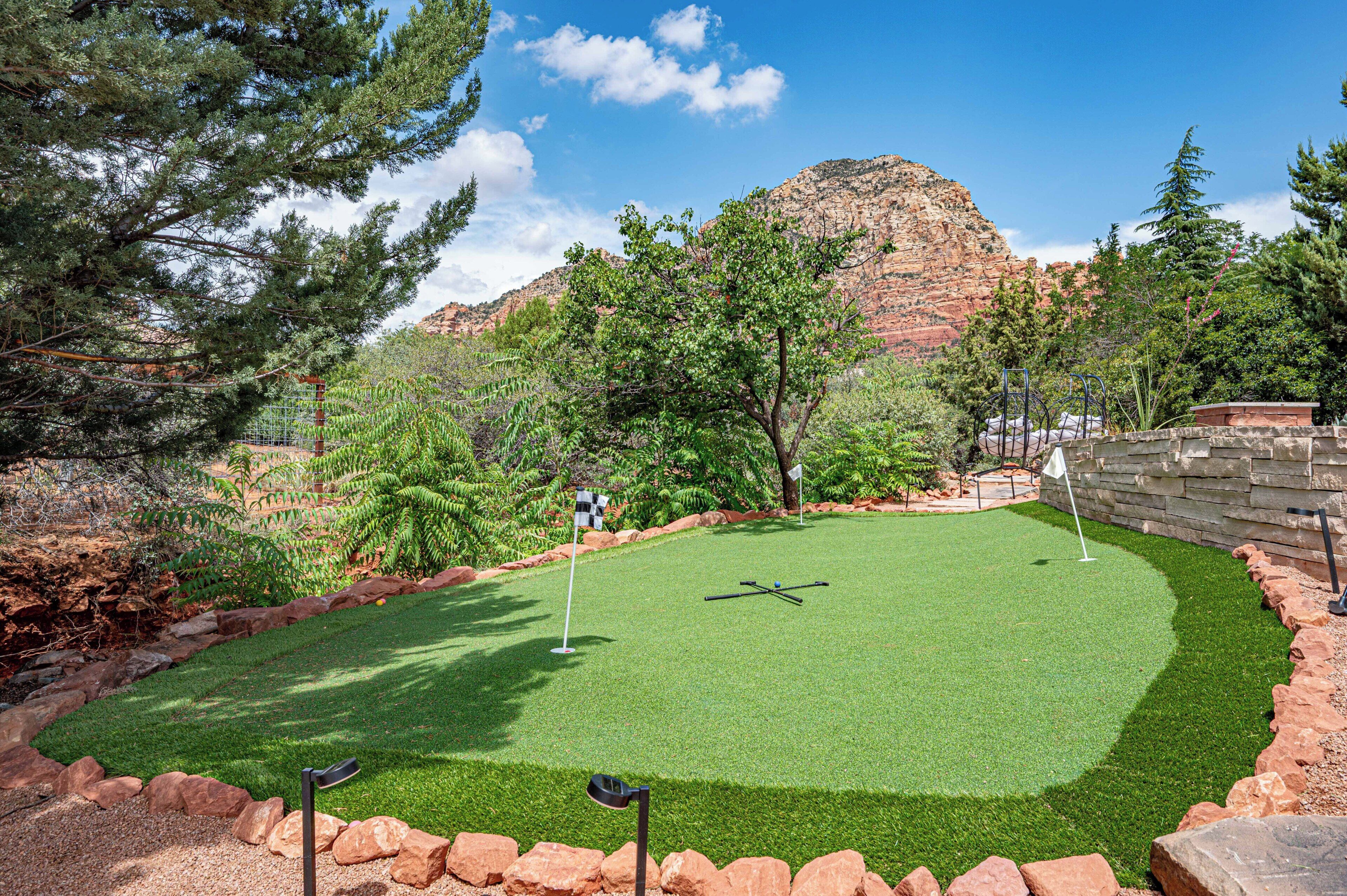 Un campo de golf bien cuidado con vistas despejadas a una montaña al fondo.