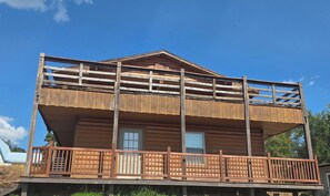 Exterior - Peaceful 3-bed 2-bath cabin on Tenkiller Lake with gorgeous views from the deck. (Vian)