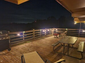 Outdoor dining - Peaceful 3-bed 2-bath cabin on Tenkiller Lake with gorgeous views from the deck. (Vian)